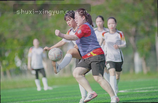 两支球队激烈对抗 比分胶着紧咬